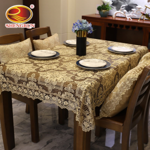 Lliain Bwrdd wedi'i Brodio Gyda Rhosyn Anialwch